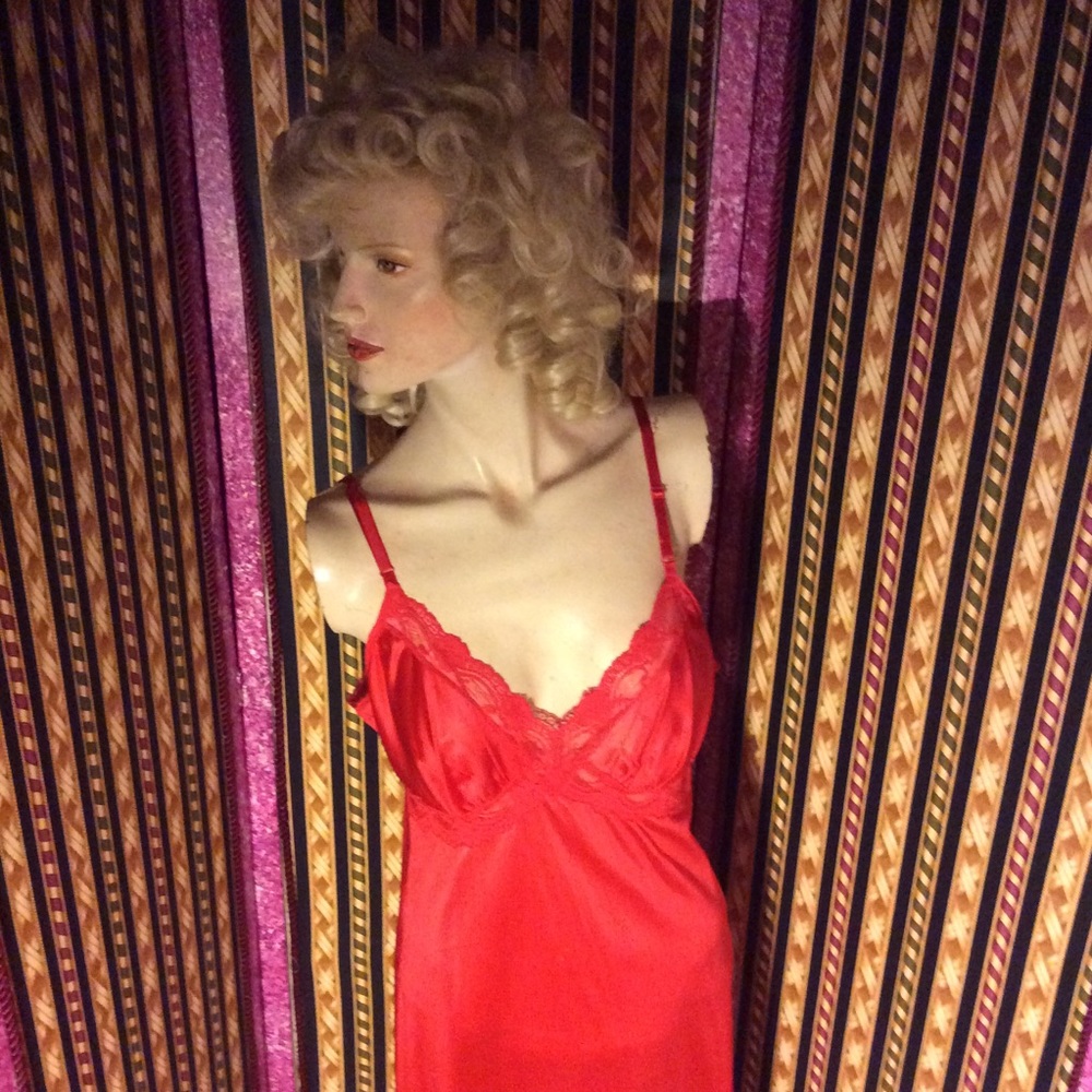 Beautiful red lace trimmed slip - Picture 2 of 4